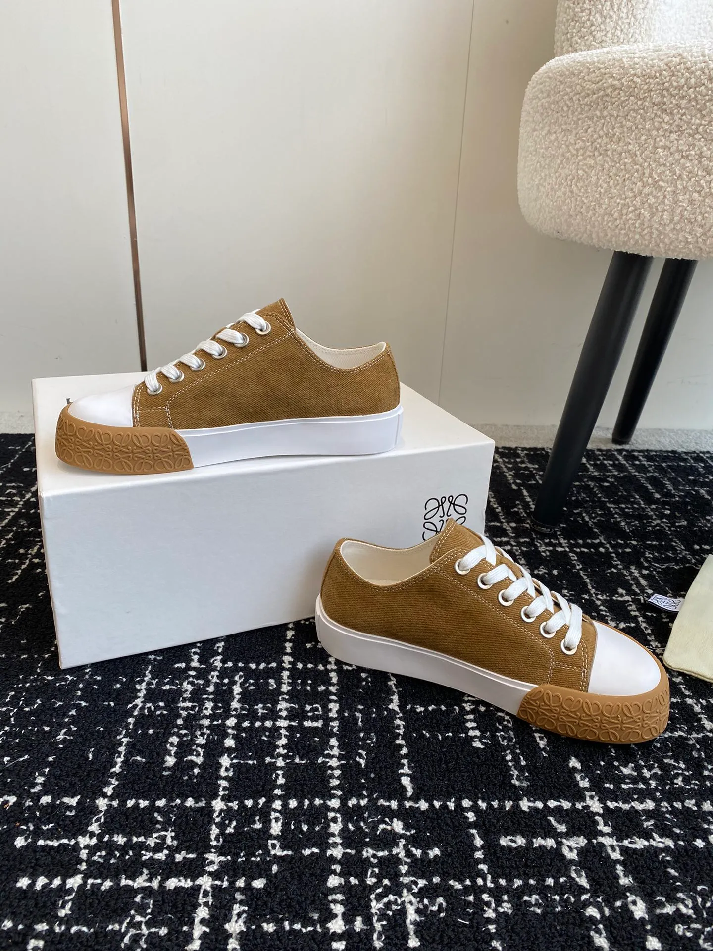 👟👟Ex-factory price 560👟👟 LOEWE 24ss new autumn and winter Terra Vulca lace-up sports shoes, large-toe vulcanized shoes, with vulcanized rubber soles and asymmetrical thick toes, wide last style, decorated with LOEWE logo label on the quarter *Anagram embossed outsole and upper high ZP customization, original material, imported canvas, outsole: ZP mold custom vulcanized outsole Insole: ZP customized insole Size: #35-41 (40 41 customized, non-returnable)